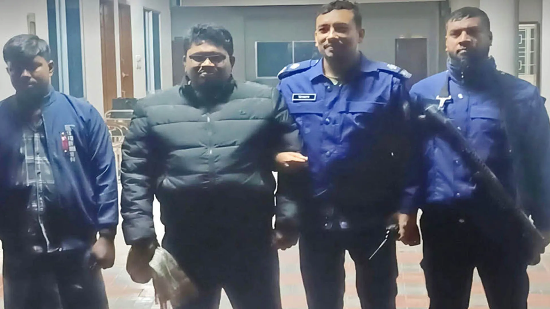 যৌথবাহিনীর অভিযানে জামায়াতের সাবেক নেতাসহ আটক ২